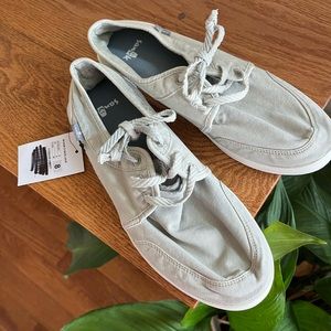Sanuk canvas shoes size 8
